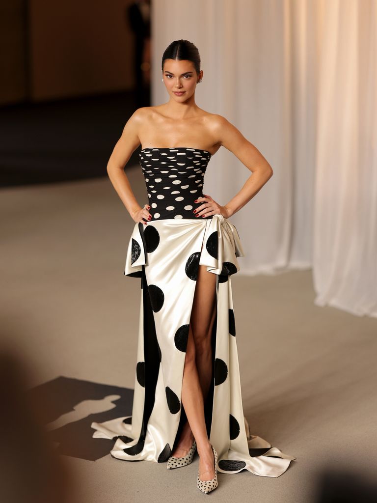 La referente de estilo apostó por un vestido de lunares en la clásica combinación de blanco y negro.
