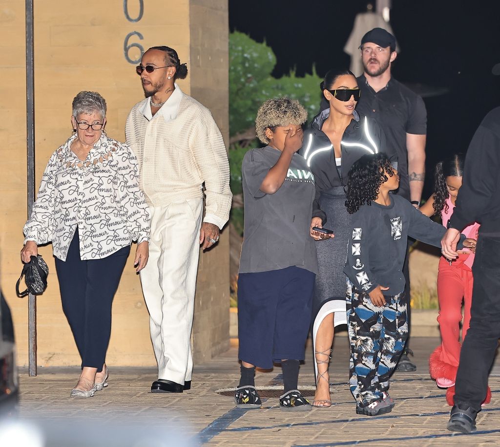 El grupo de dividió al salir del restaurante, y Kim se marchó con Lewis y su madre.