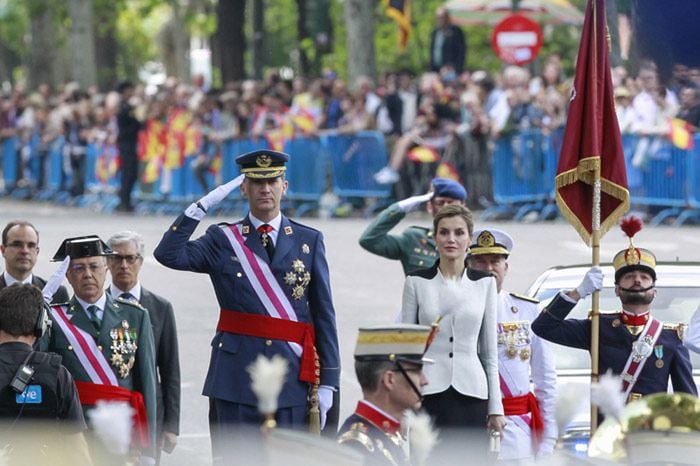Felipe VI, acompañado por la reina Letizia, ha presidido el acto central del Día de las Fuerzas Armadas que ha tenido lugar en la capital y que ha contado con la participación de más de 600 militares
