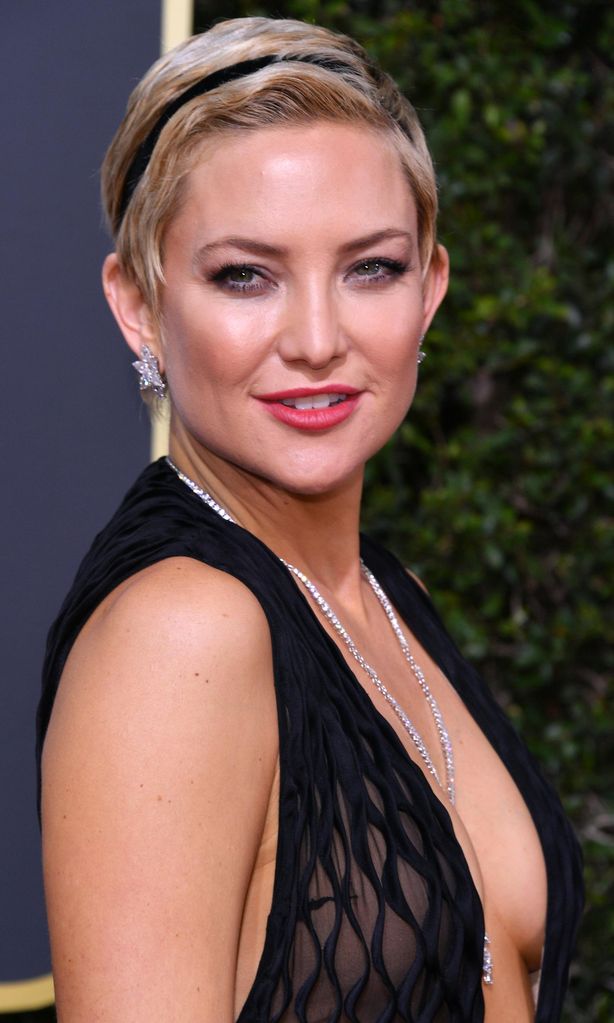 kate hudson con liston negro en el cabello
