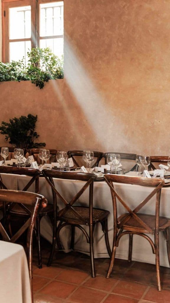 La larga mesa donde han degustado el banquete