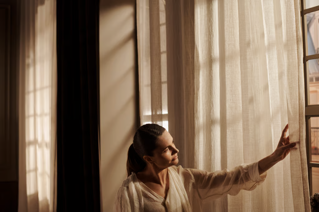 Mujer mirando por la ventana