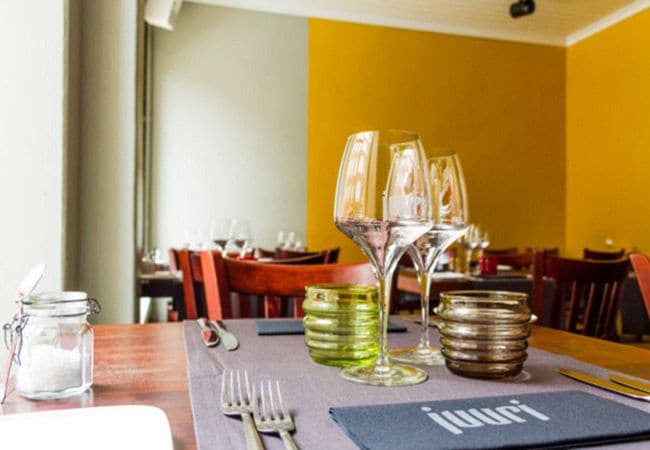 Juuri es un lugar donde, además de comer bien, prestan atención a los detalles de diseño más pequeños y hasta los vasos son de una de las firmas patrias más internacionales, Marimekko. Foto: www.juuri.fi

