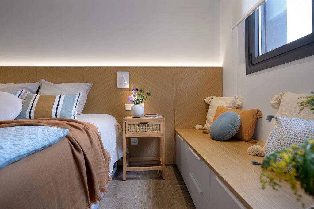 Dormitorio con cabecero de pared a pared con led integrada. 