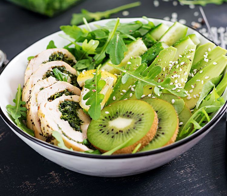 Ensalada de kiwi y aguacate con pollo relleno de espinacas