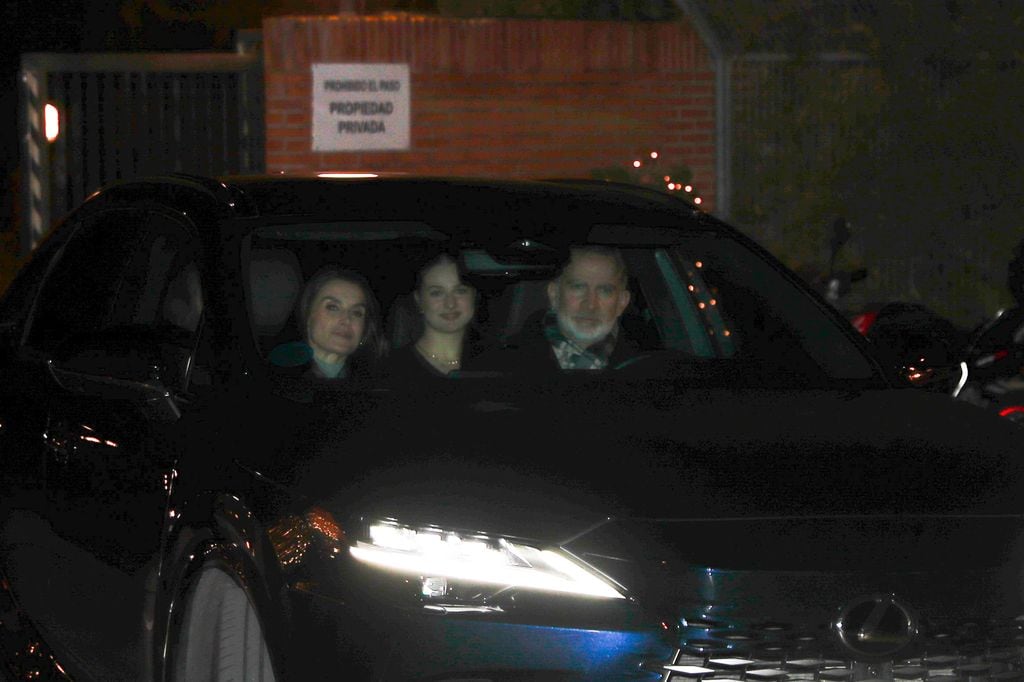 Así abandonaban este martes la casa de Jesús Ortiz