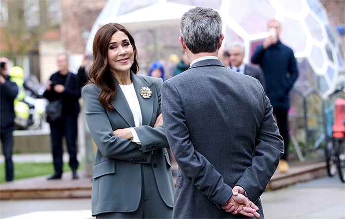 Mary de Dinamarca hablando con su esposo, Federico, antes de la llegada de los Reyes de España