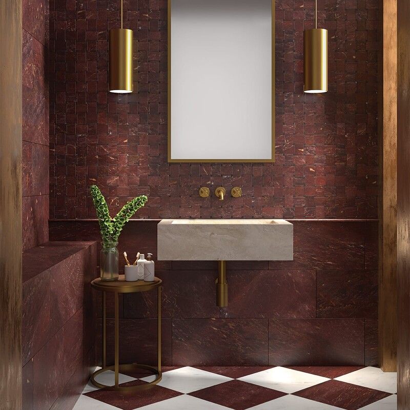 Baño con paredes de mármol rojo
