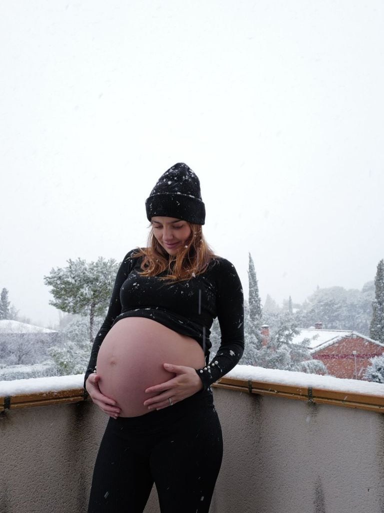 Michelle Renaud muestra su crecida pancita de embarazo en medio de una hermosa nevada.