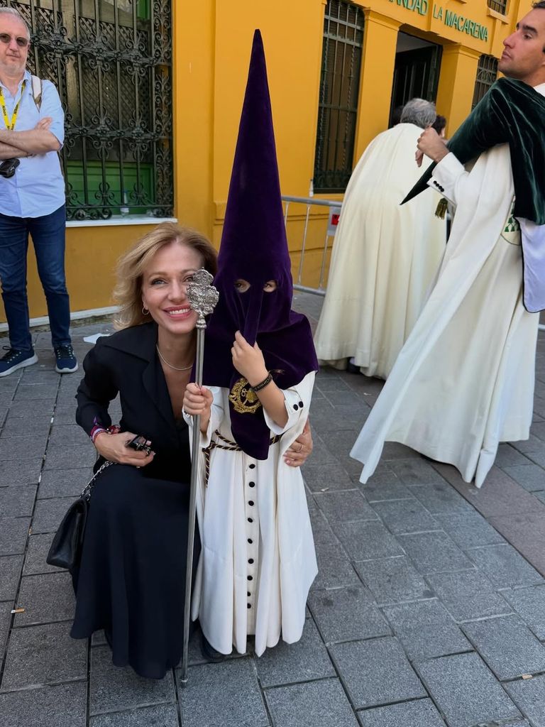La presentadora, junto al hijo de Cristóbal Soria en la Semana Santa de Sevilla