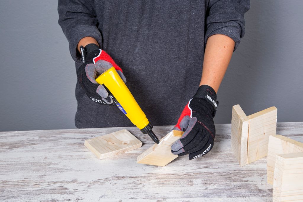 Pegar las piezas de madera
