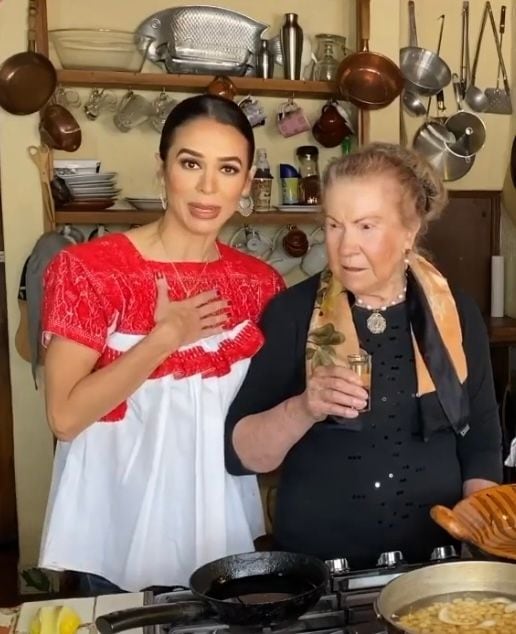 En el 2020, doña María del Carmen Vázquez debutó como youtuber en un programa de cocina.