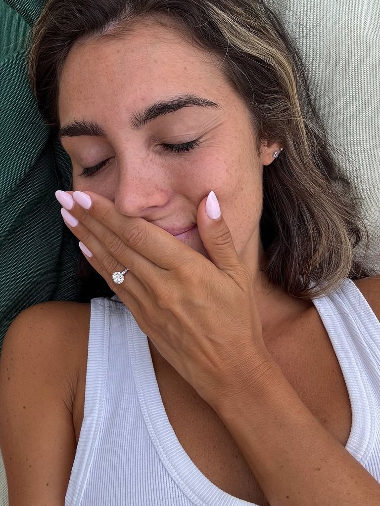 Anna luciendo su anillo de compromiso