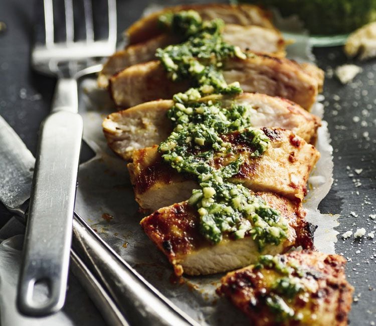 Pechuga de pollo a la parrilla con salsa de ajo y perejil