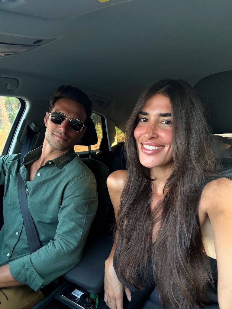 La pareja en una imagen juntos en un coche