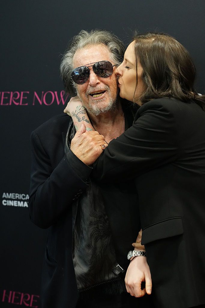 El cariñoso beso de Julie al actor