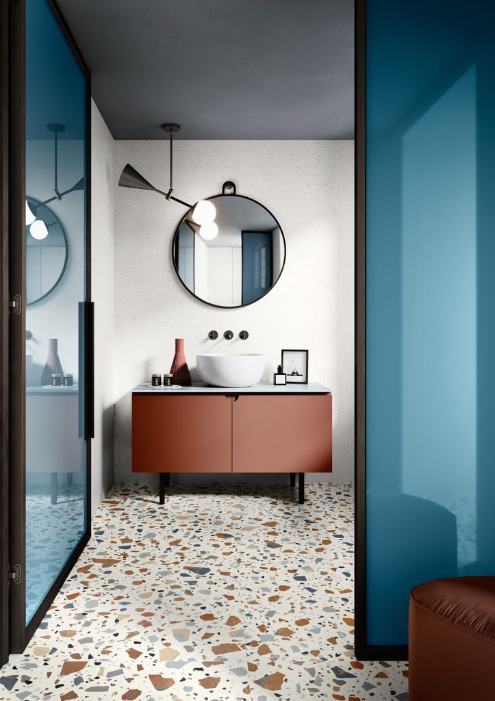 Baño con suelo de terrazo, paredes blancas y techo azul oscuro