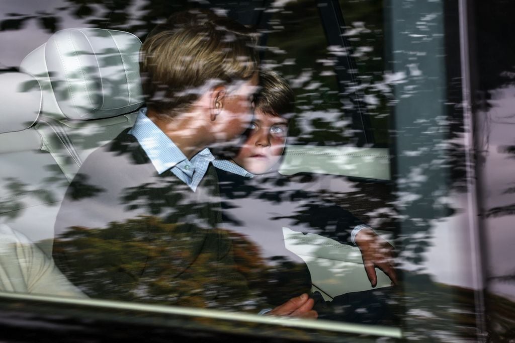 El príncipe Louis y el príncipe George llegan en coche a Crathie Kirk para asistir al servicio religioso el 24 de agosto de 2025 en Crathie, Aberdeenshire