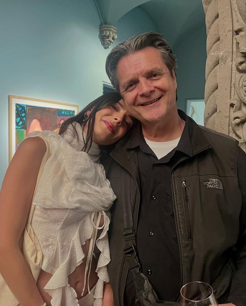 El actor compartió varias fotos de la inauguración de la nueva exposición de su hija María.