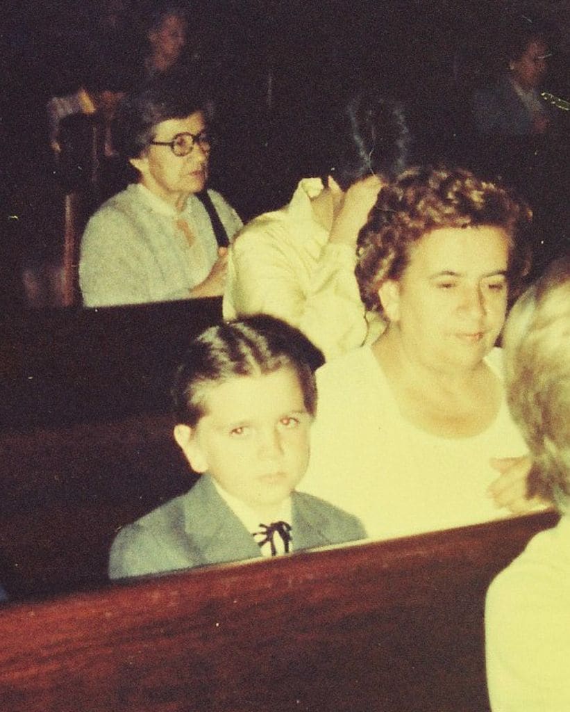 Juanes con su mamá en una foto tomada del baúl de los recuerdos.