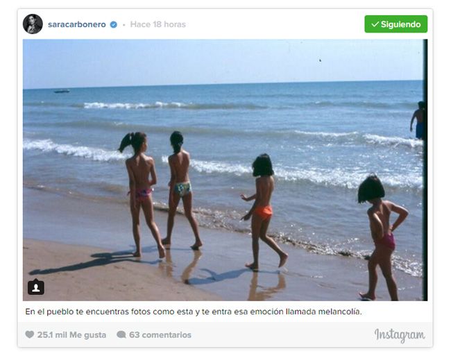 Sara ha compartido con todos sus seguidores de las redes sociales esta bonita imagen: "En el pueblo te encuentras fotos como esta y te entra esa emoción llamada melancolía". Se trata de una instantánea realizada hace años en la playa y en la que aparece Sara con sus amigas, "las de siempre", y su hermana Irene
