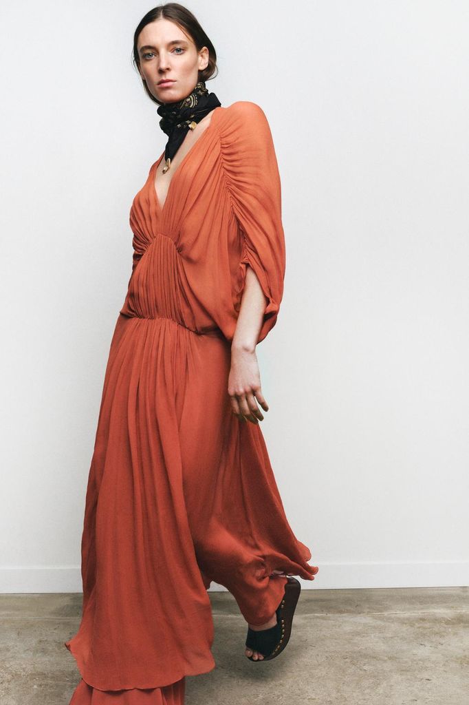 Vestido de invitada de Zara color teja drapeado