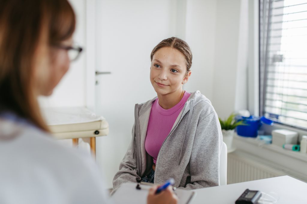 Adolescente en la consulta del médico
