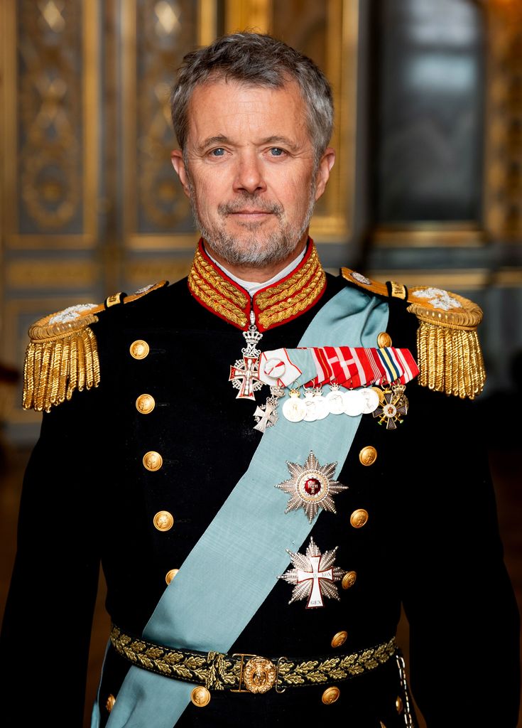 En las imágenes, el rey Federico aparece con el traje de gala militar
