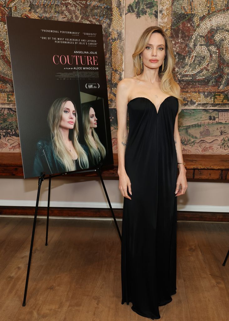 Angelina Jolie sorprende en Nueva York con un vestido negro drapeado