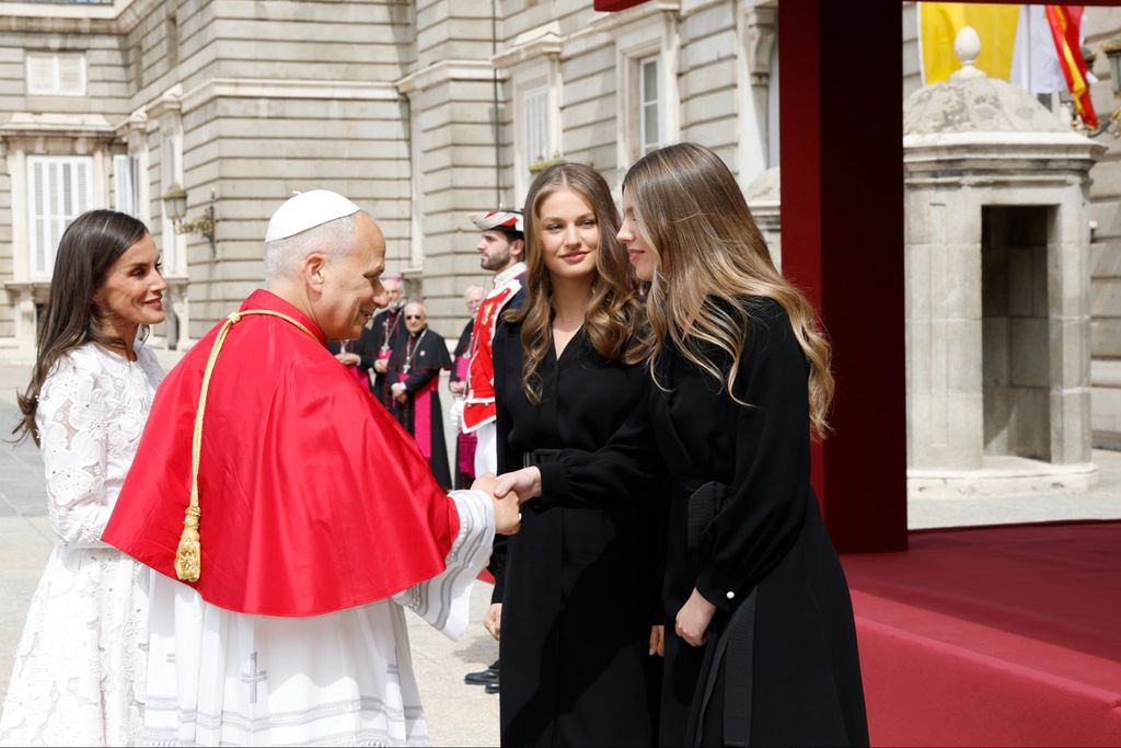 La princesa Leonor y la infanta Sofía saludando al Papa León XIV en el Palacio Real