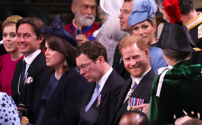 Harry relegado en la coronación de su padre, mientras Andrés revindica su sitio