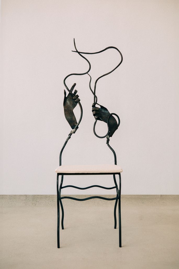 Silla 'Dalí, de hierro forjado y estilo surrealista, concebida por Worn Studio.