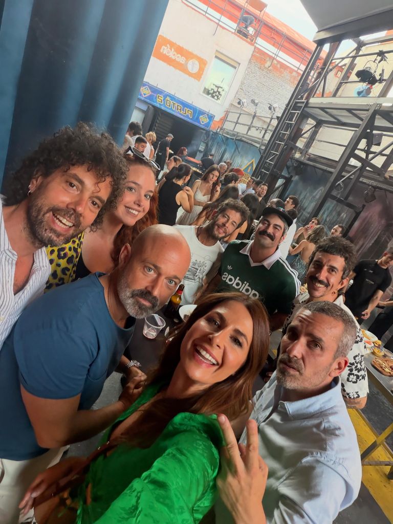 Nuria Roca junto a algunos de sus compañeros en la multitudinaria barbacoa