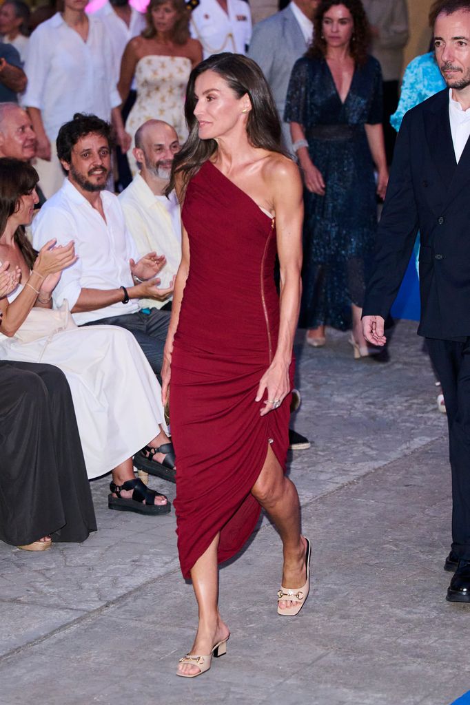 La reina Letizia destacó en Mallorca en uno de sus colores favoritos.