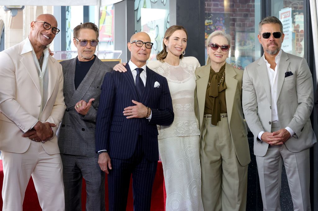De izquierda a derecha: Dwayne Johnson, Robert Downey Jr., Stanley Tucci, Emily Blunt, Meryl Streep y Matt Damon arropan a sus compañeros tras recibir la estrella en el Paseo de la Fama de Hollywood