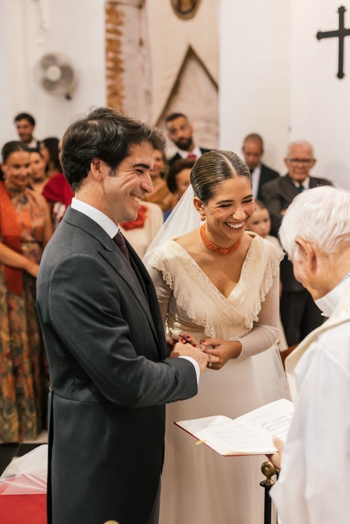 Novia con pendientes y gargantilla de corales a juego