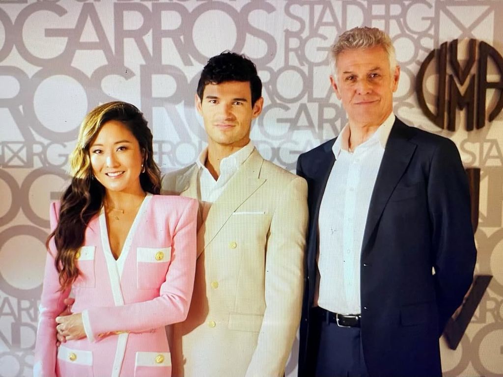 Pierre, junto a sus compañeros en 'Emily in Paris', Ashley Park y Paul Forman