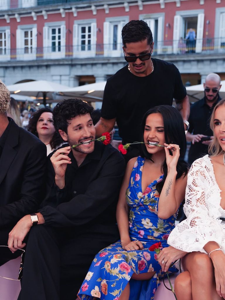 Sebastian Yatra y Becky G en primera fila. 