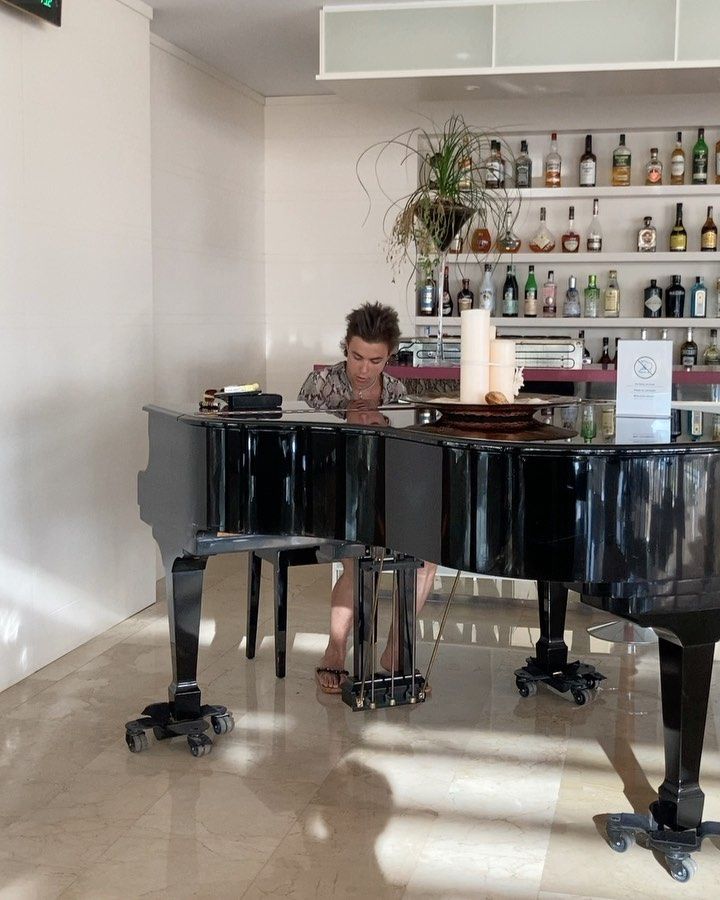 Mitch Robles pianio