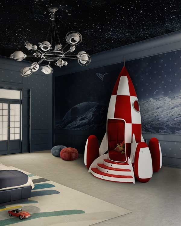 Directos a la luna. Esta propuesta de Circu (circu.net), inspirada en la película ‘Toy Story’, es un verdadero regalo para los más pequeños de la casa, pero también para sus padres, ya que esta nave es en realidad una silla con compartimentos secretos para guardar sus cosas, luz y música incorporada.
