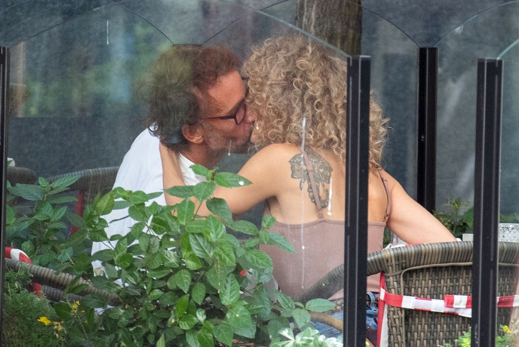 Álvaro Muñoz Escassi y Sheila Casas disfrutan de un romántico almuerzo, a 25 de junio de 2025, en Madrid (España)