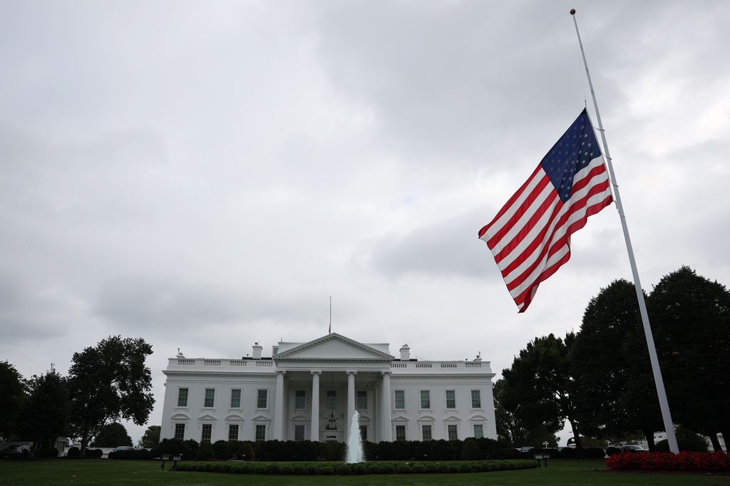 La bandera de la Casa Blanca, a media asta por el fallecimiento de Charlie Kirk