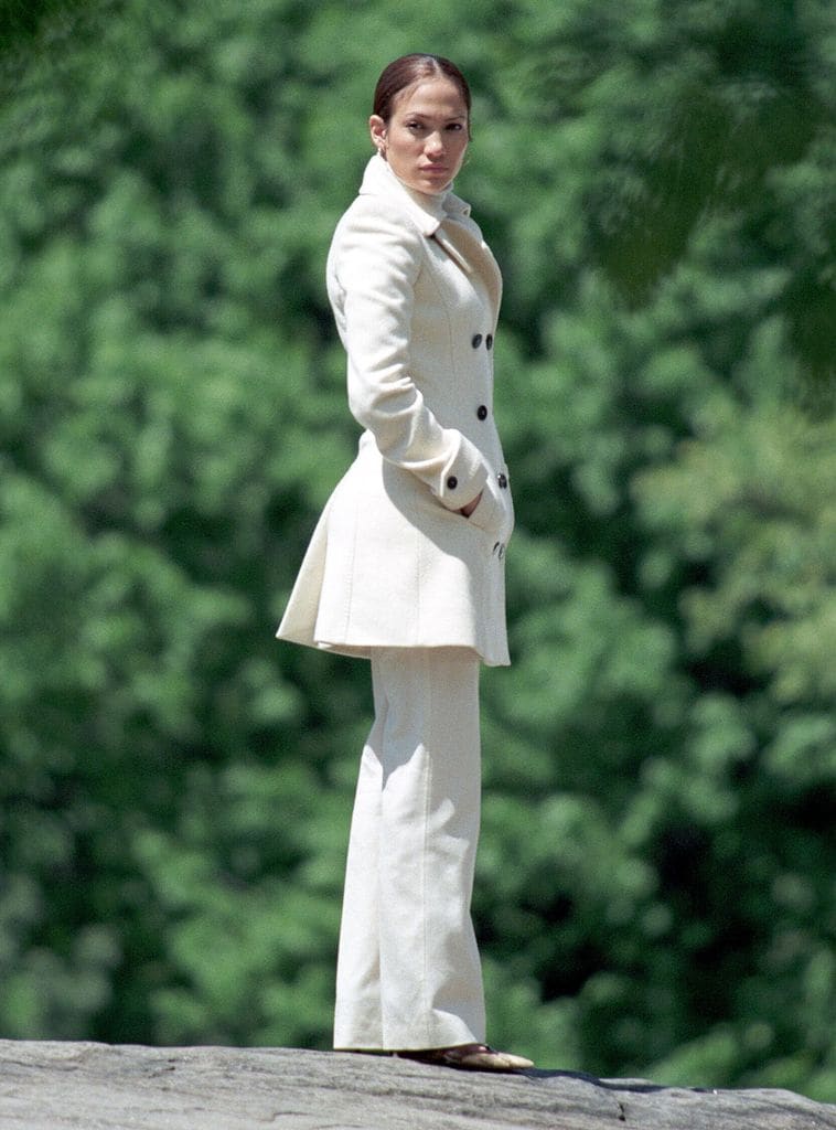 Jennifer Lopez en un rodaje con un look blanco