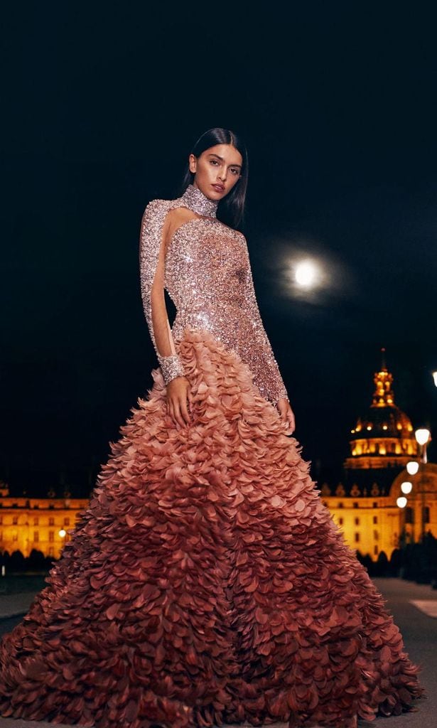 Lucía rivera alta costuraBajo el embrujo de la noche parisina, Lucía posa con vestido,