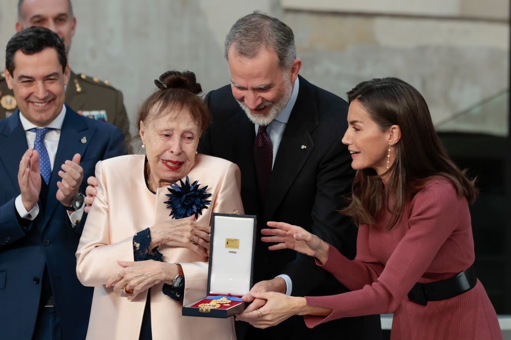 Los reyes Felipe y Letizia, con la actriz en Sevilla en 2024
