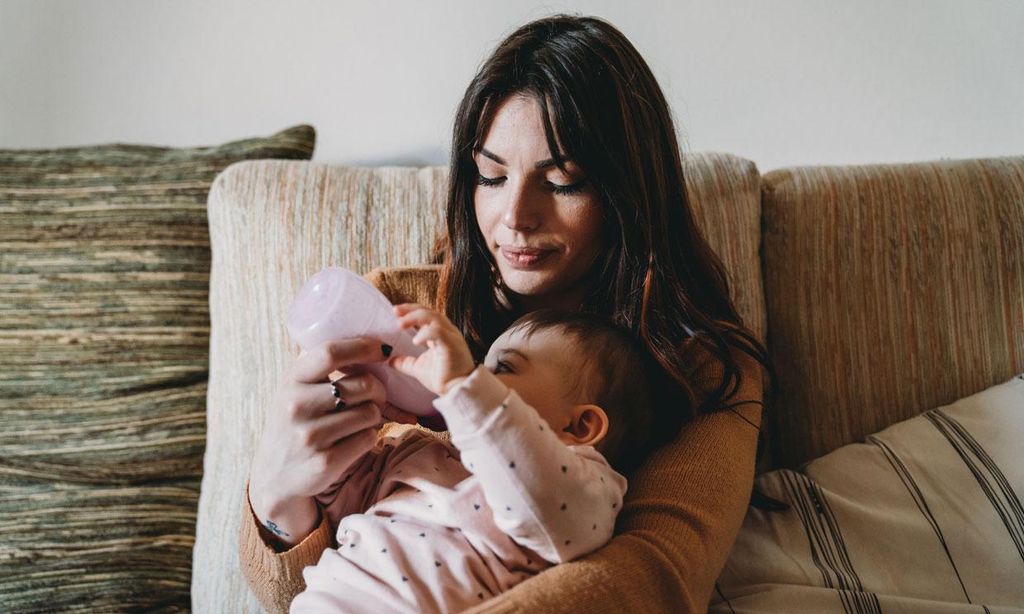 Madre da el biberón a su bebé