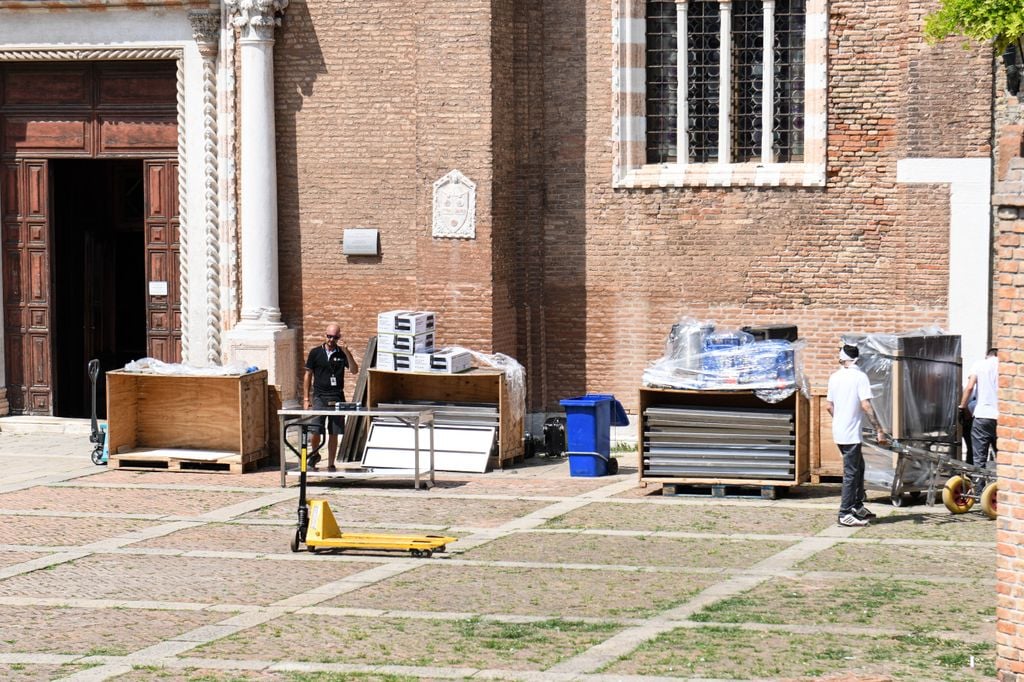 Operarios trabajando en la Scuola Grande della Misericordia 