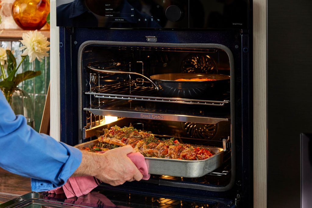 Cocinando de forma saludable y eficiente: Jamie Oliver utiliza hornos inteligentes Bespoke AI para demostrar cómo la tecnología puede facilitar una alimentación casera más variada y nutritiva.