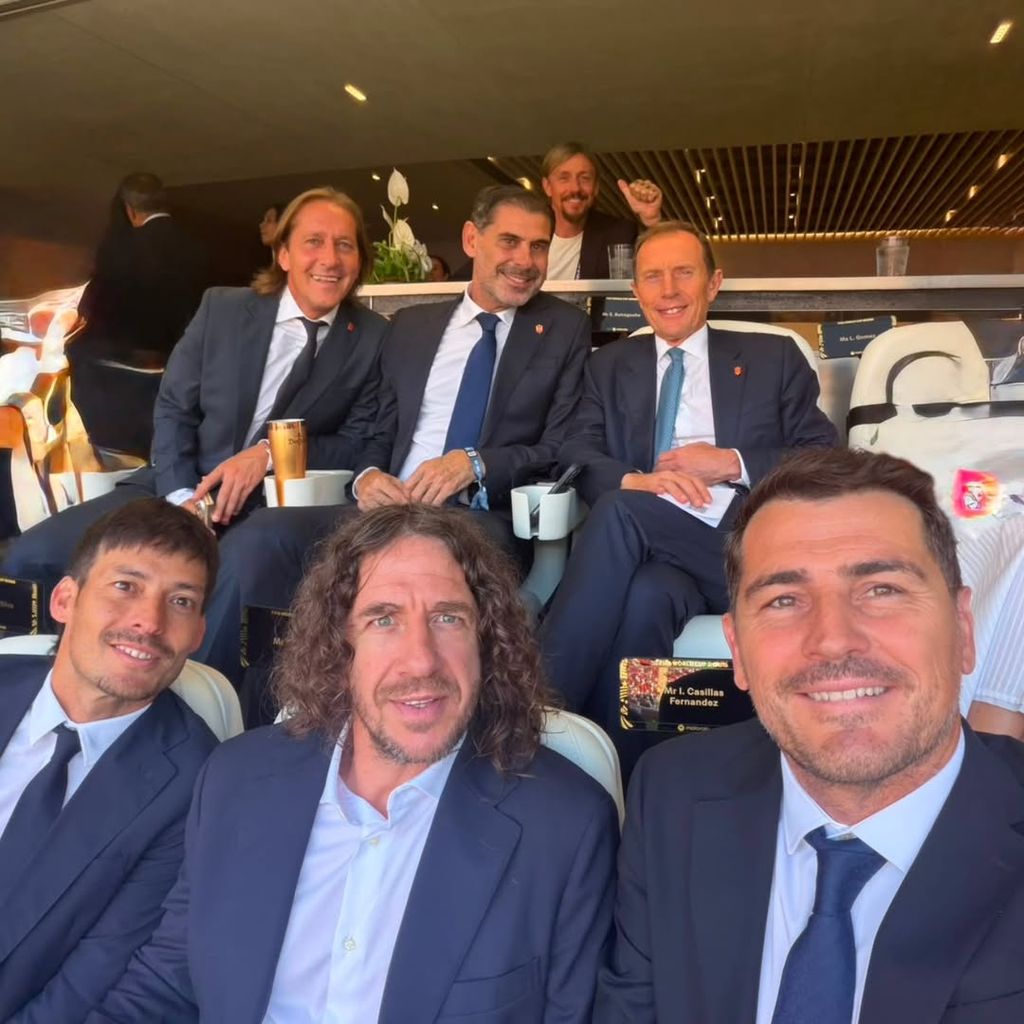 Selección Española tras el Uruguay-España (Puyol, Casillas, Silva, Michel Salgado, Fernando Hierro, Guti, Casillas, Butragueño) 