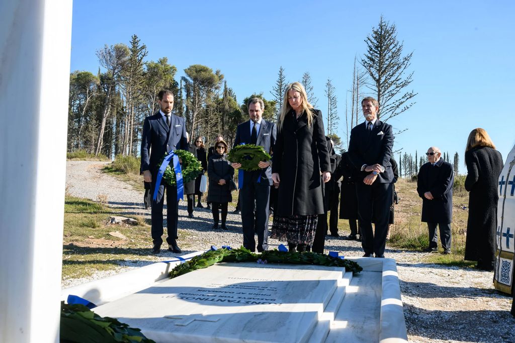 Teodora de Grecia deposita su corona de laurel en la tumba de su padre